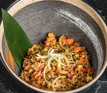 Жареный рис с курицей в соусе терияки