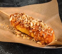 Корн-дог с соусом том ям