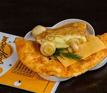 Чебурек с курицей, грибами и сыром