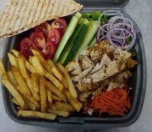 Шаурма в тарелке с курицей