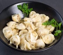 Отварные пельмени с куриным филе 