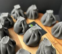 Отварные хинкали черные 