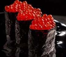 Гункан с красной икрой
