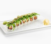 Ролл с острым тунцом, авокадо, чукой и кунжутным фирменным соусом