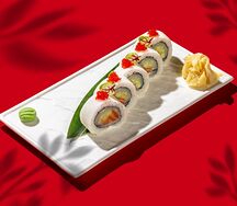 Ролл с гребешком, лососем, огурцом и икрой тобико