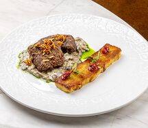 Говяжья печень с лесными грибами и картофельным гратеном