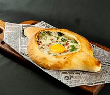 Аджарский с беконом и зеленью