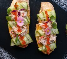 Брускетта с камчатским крабом