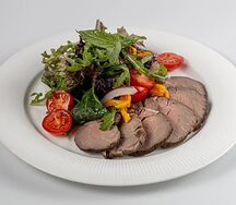 Салат с ростбифом и соусом чимичурри