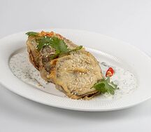 Баклажаны темпура с говядиной и сметанно-чесночным соусом 
