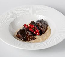 Томленые говяжьи щечки с муссом из цветной капусты