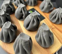 Отварные хинкали черные