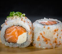 Ролл из лосося с сыром Филадельфия и луком-сибулет