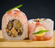 Хрустящий ролл из сибаса с грибами шиитаке и трюфельным соусом