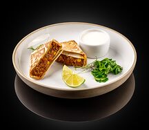 Мини-кесадилья с говядиной, халапеньо и кремом из страчателлы