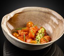Тартар из лосося с маринованной сливой и мятным огурцом