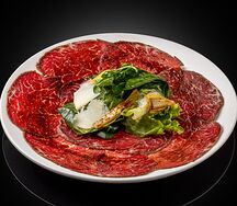 Карпаччо из мраморной говядины с обжаренными артишоками