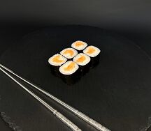 Маки с лососем