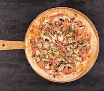 Пицца с  ветчиной и грибами
