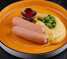Картофельное пюре с сосисками и зеленым горошком