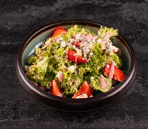 Салат с сезонными ягодами и сыром дорблю 