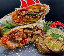Шаурма с курицей гриль и печеными овощами