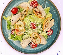 Салат Цезарь с курицей