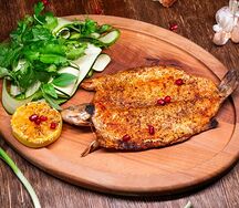 Форель с зеленым салатом