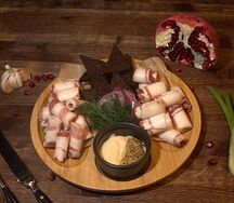 Сало с гренками, хреном и горчицей