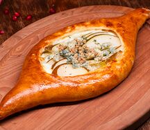 Аджарский с горгонзолой и грушей 