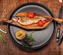 Форель, запеченная с овощами