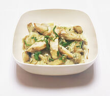 Удон с курицей и грибами в сливочном соусе