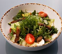 Салат с теплым говяжьим языком, мини-картофелем и медово-горчичной заправкой