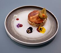 Запеченный сыр Камамбер, с сезонным конфитюром и тостами