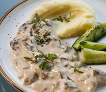 Бефстроганов с белыми грибами и картофельным пюре