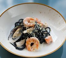Спагетти нери с морепродуктами в сливочном соусе