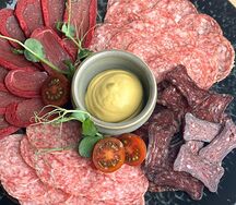 Нарезка мясных деликатесов