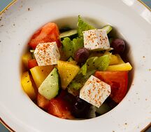 Греческий салат с фермерским сыром Фета и оливками Каламата