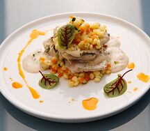 Запеченный судак с пастой птитим, хрустящими овощами и соусом мансини
