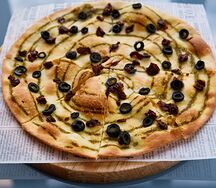 Фокачча с соусом песто, вялеными томатами и маслинами