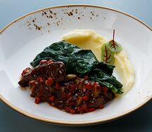 Говяжьи щеки с картофельным пюре и шпинатом