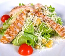 Салат Цезарь с курицей