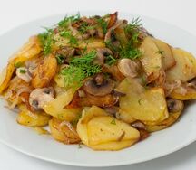 Жареная картошка с грибами и маринованными огурцами