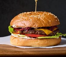 Чизбургер с говядиной и карамелизованным луком