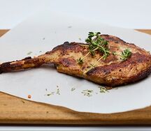 Стейк из свиной корейки маринованный в пряном соусе