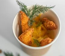 Куриные наггетсы с картофельно-сырным соусом