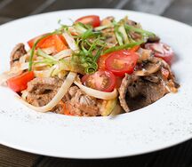 Лапша с говядиной и шампиньонами