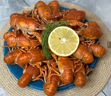 Крупные вареные раки с лимончиком и укропом