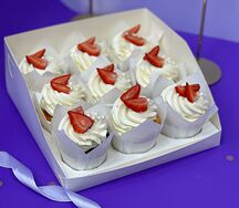 9 капкейков со сливочным кремом и свежей клубникой