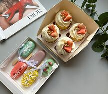 Набор Ассорти чизкейки эскимо разноцветные и капкейки с клубникой